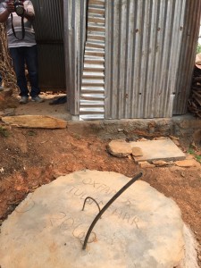 鋅鐵包圍著一個蹲式廁所，連接一個三米深的蓄糞池，蓄糞池頂部會用石屎蓋密封。排泄物久經沉澱，則成了農民耕作用的肥料。