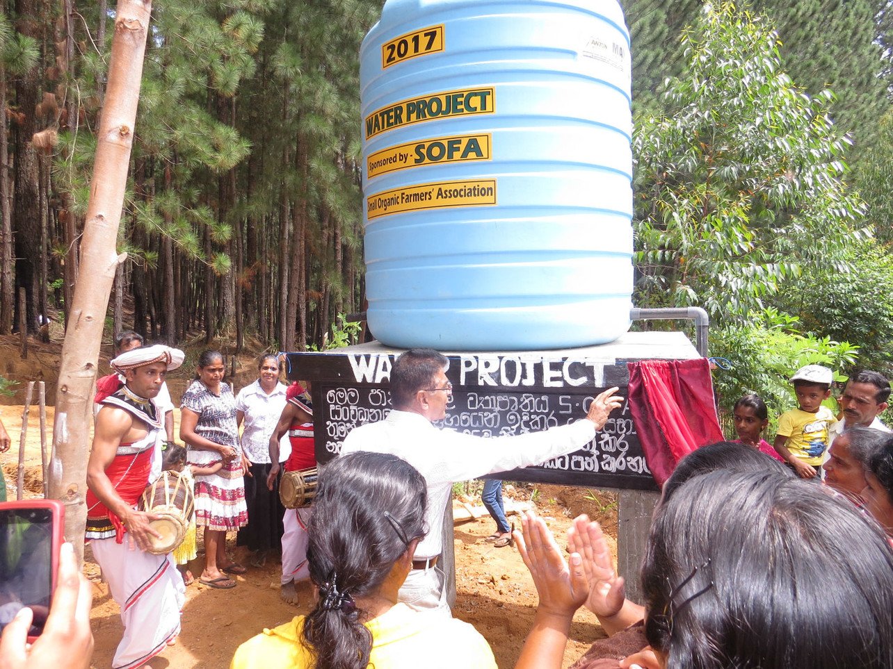 經過村民多番搓商，最後以投票方式決定水塔的安置點。SOFA 農民合作社在村內設立了一個貯水器，改善小農戶的生活，村民對此興奮不已。 圖：SOFA