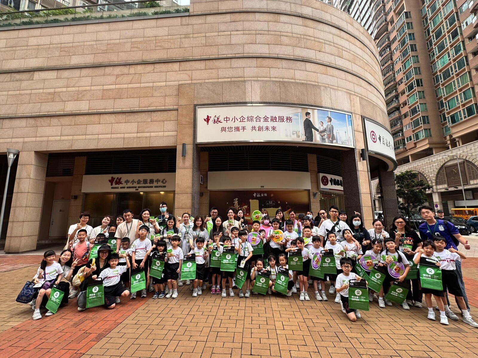「樂施米義賣大行動2025」於5月期間在澳門多區設立義賣米檔，氣氛熱烈，市民踴躍支持。