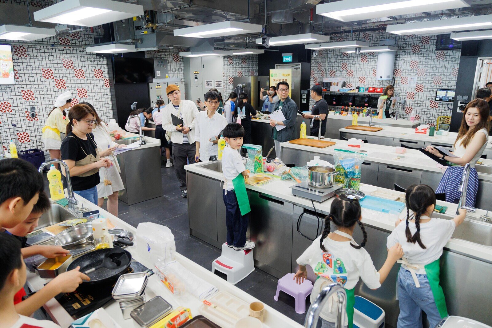 入圍決賽的9組中、小學參賽隊伍齊集現場，即席發揮創意與廚藝，展示他們為基層羣體精心設計的午膳套餐。