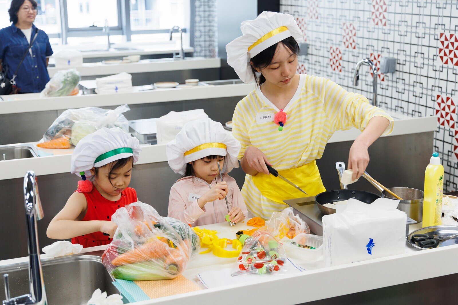 入圍決賽的9組中、小學參賽隊伍齊集現場，即席發揮創意與廚藝，展示他們為基層羣體精心設計的午膳套餐。