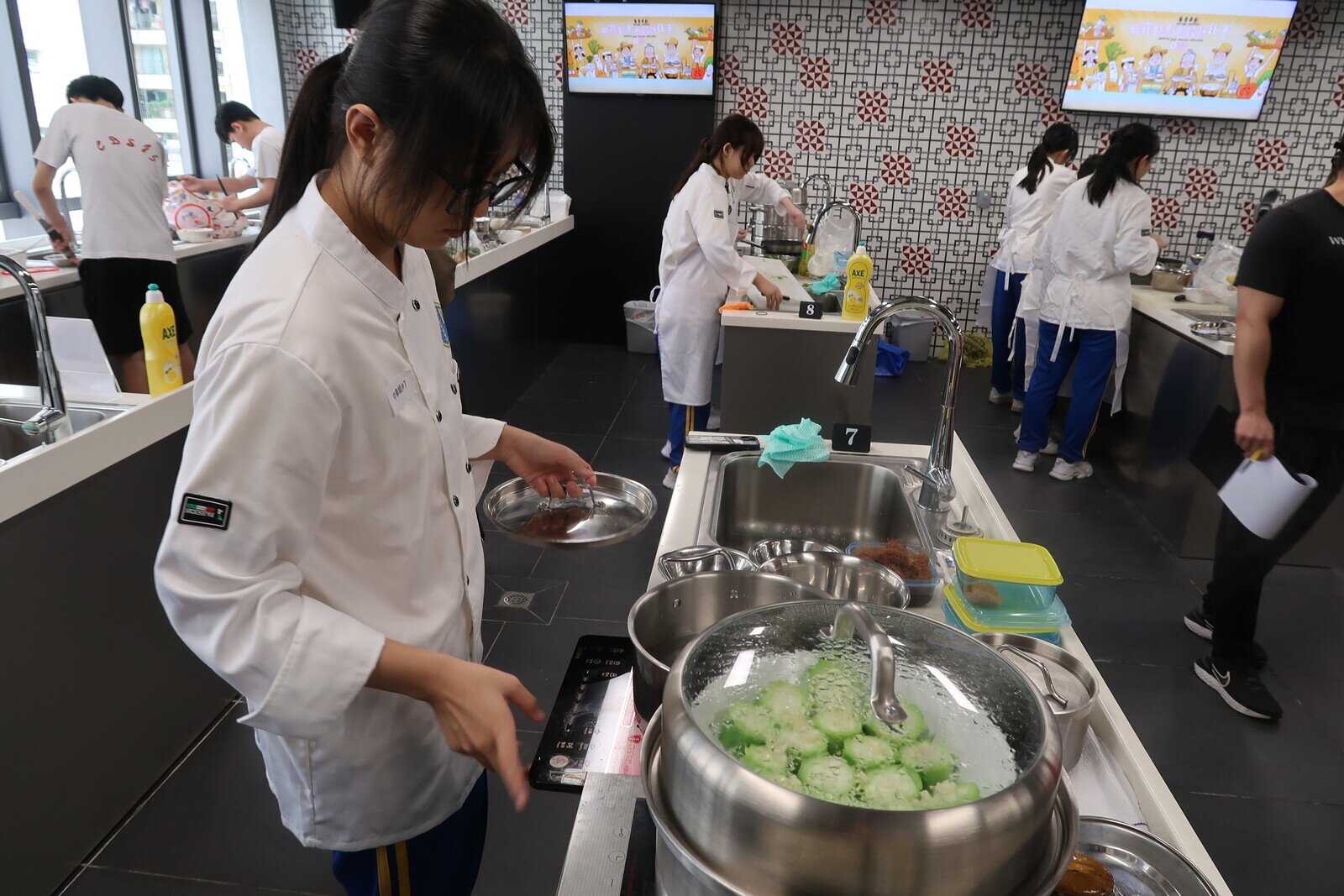 入圍決賽的9組中、小學參賽隊伍齊集現場，即席發揮創意與廚藝，展示他們為基層羣體精心設計的午膳套餐。