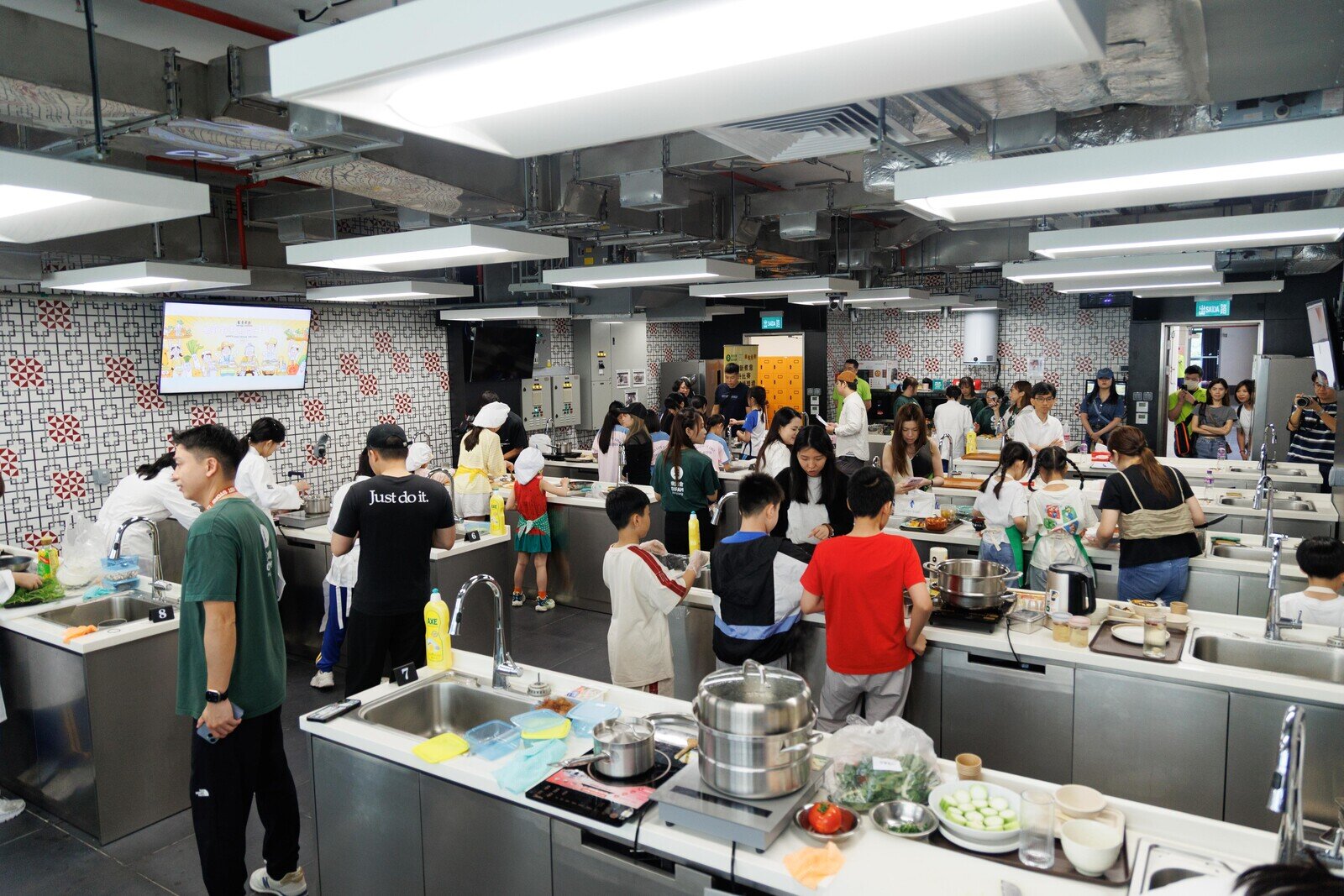 入圍決賽的9組中、小學參賽隊伍齊集現場，即席發揮創意與廚藝，展示他們為基層羣體精心設計的午膳套餐。