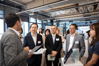 超過 30 個受資助的社創項目展示他們的成果。