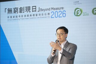 數碼港產業合作總監李潤龍先生在台上致辭。