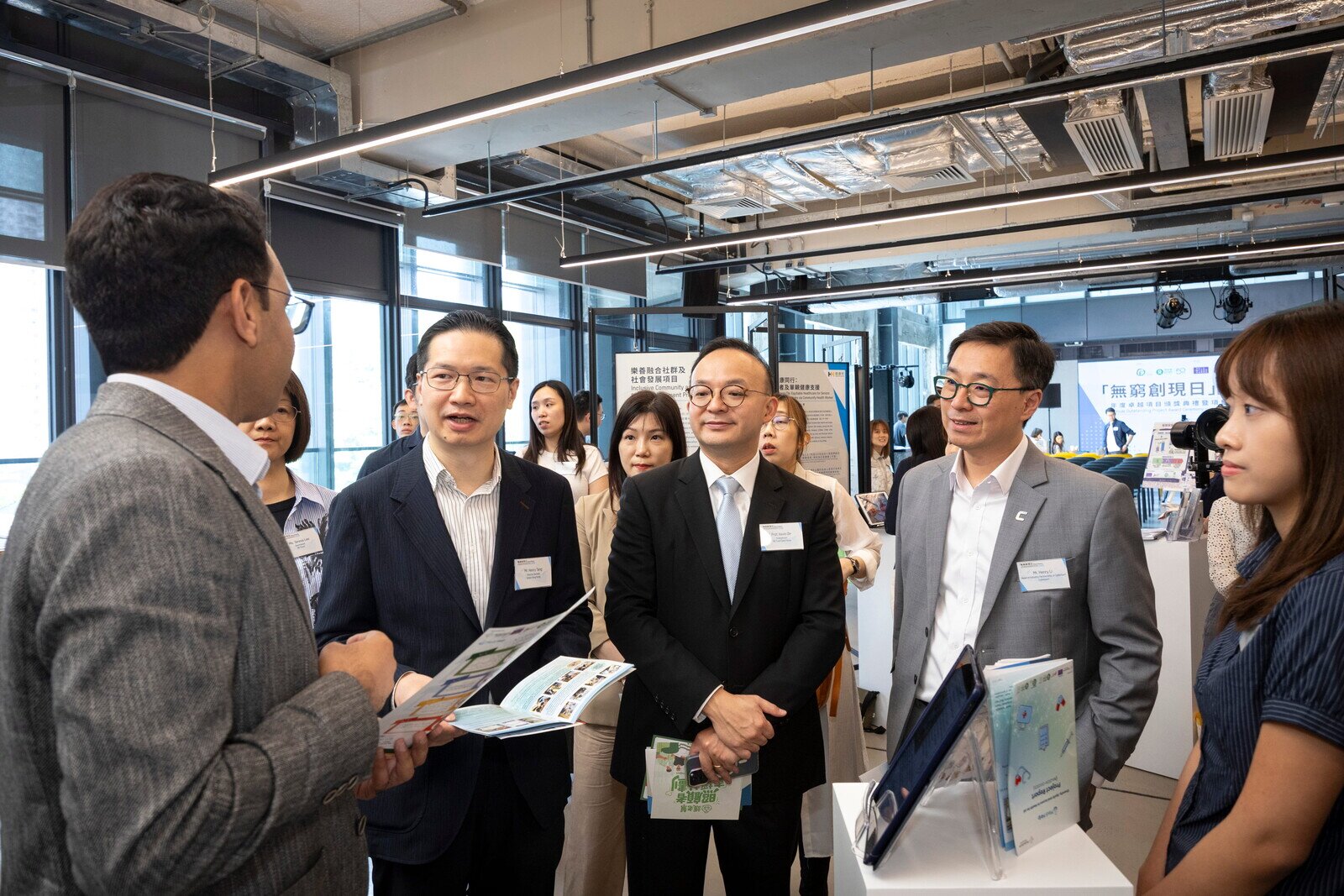 超過 30 個受資助的社創項目展示他們的成果。