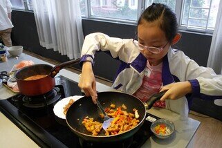 入圍決賽的10組中、小學參賽隊伍齊集現場，即席發揮創意與廚藝，展示他們為基層群體精心設計的午膳套餐。