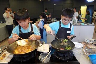 入圍決賽的10組中、小學參賽隊伍齊集現場，即席發揮創意與廚藝，展示他們為基層群體精心設計的午膳套餐。