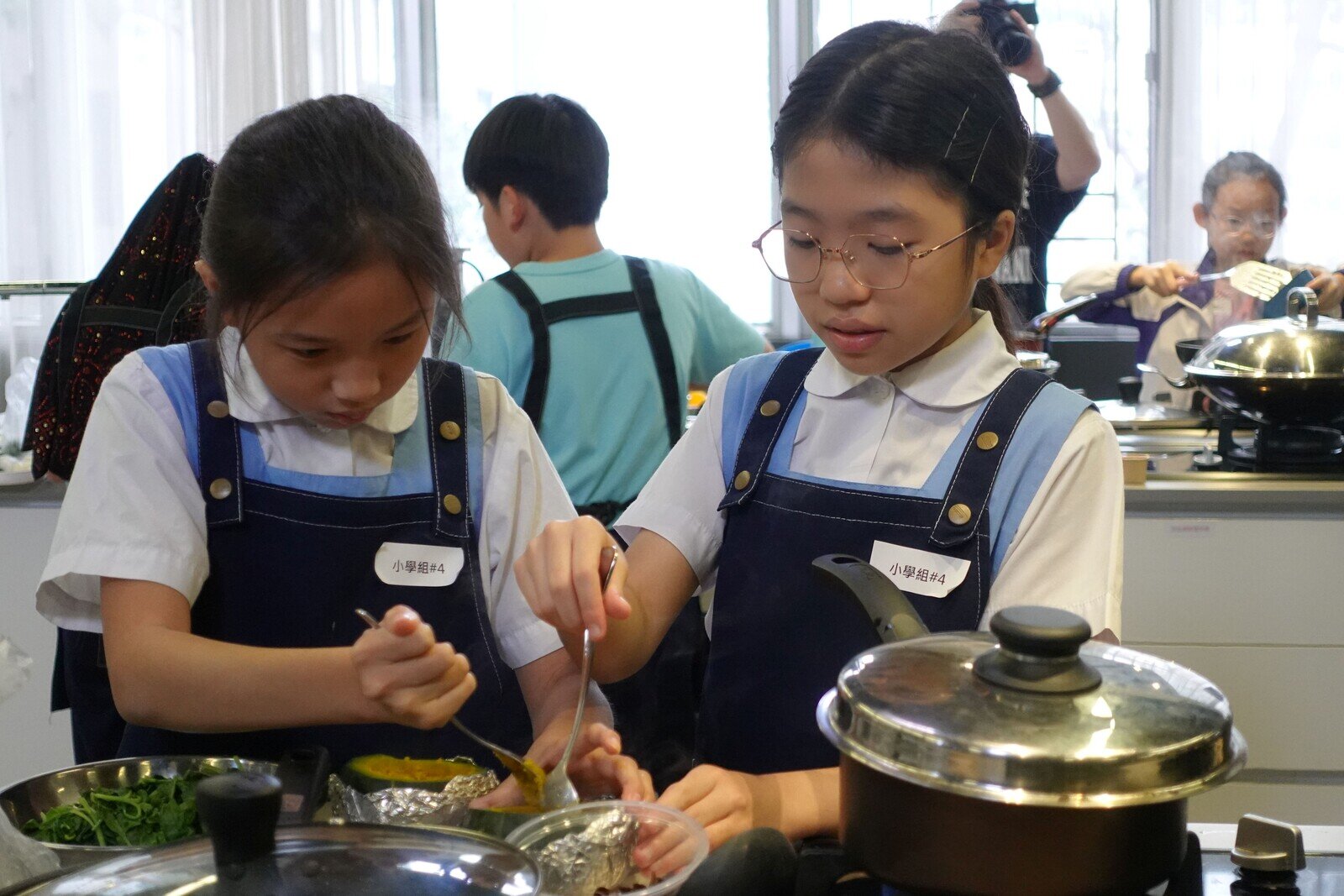 入圍決賽的10組中、小學參賽隊伍齊集現場，即席發揮創意與廚藝，展示他們為基層群體精心設計的午膳套餐。