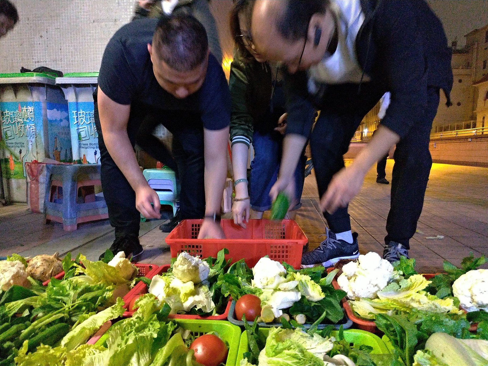2018年12 月 7 日晚上，明大企業 10 多位同事參加了樂施會支持的「剩菜回收工作坊」，從市場收集重達 62.4 公斤的賣剩蔬菜水果和麵包，即晚派發予當區的基層長者。