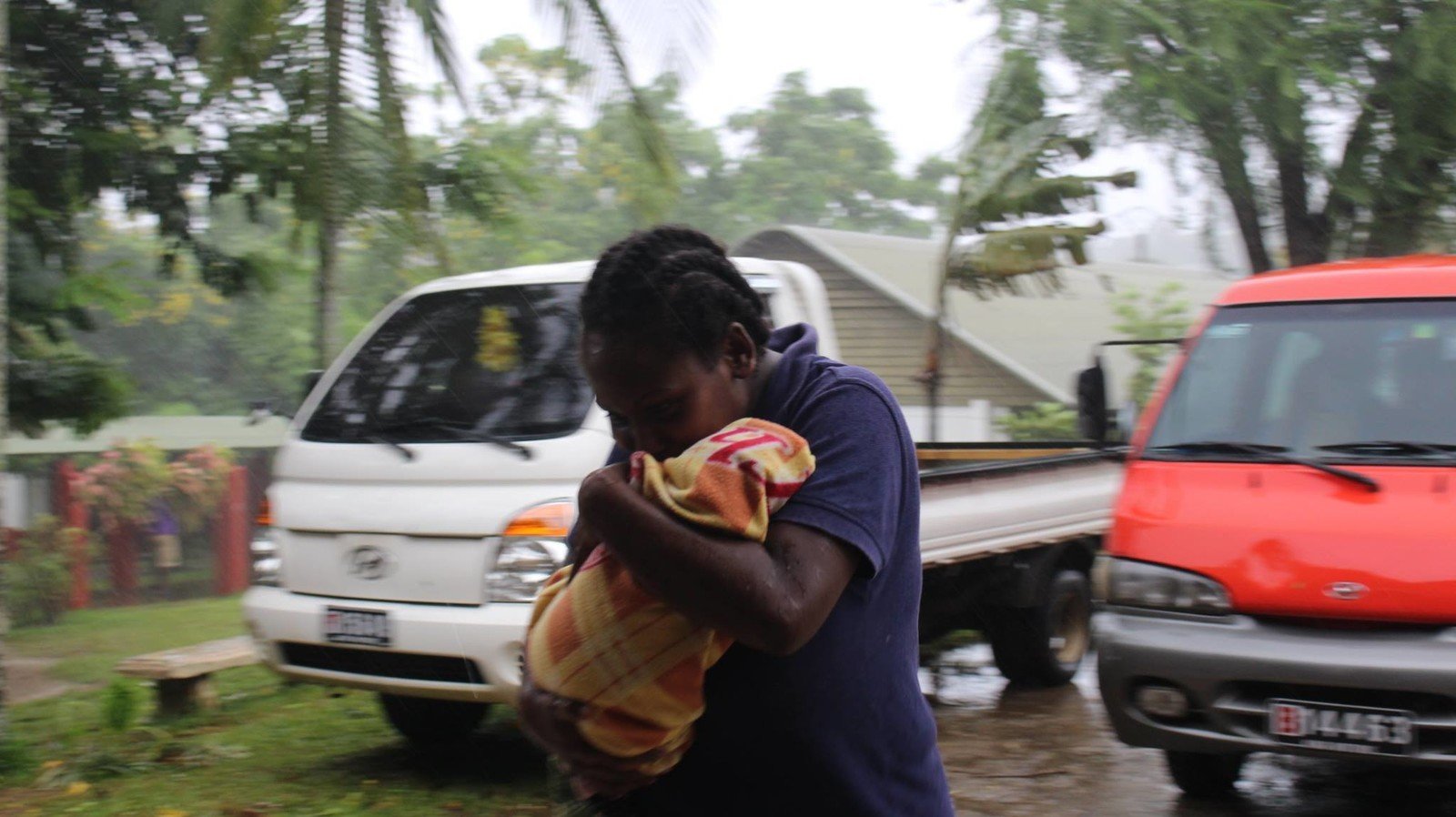 「帕姆」(Pam) 正面吹袭南太平洋岛国瓦努阿图，导致全国超过25万人受到严重影响。 (IssoNihmei/350.org)