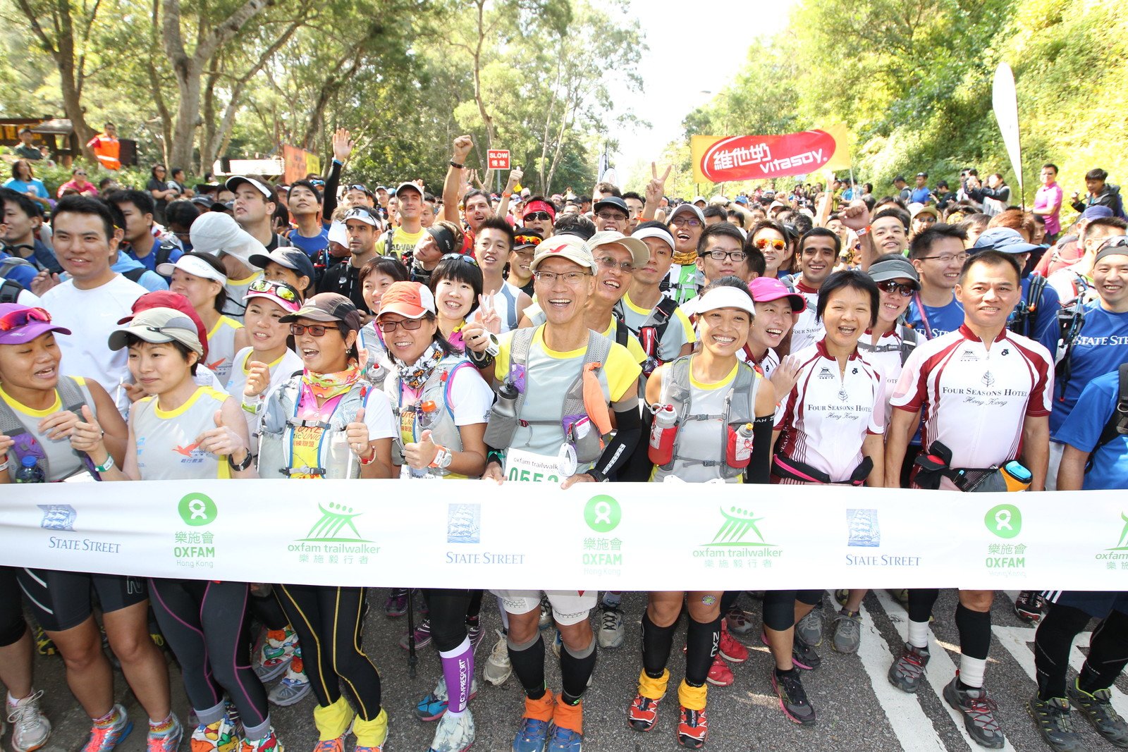 「樂施毅行者2013」約4,800位參加者今早於西貢北潭涌起步，他們將於48小時內橫越100公里麥里浩徑及其他接續路段。