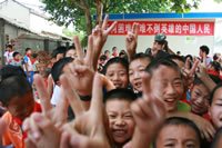  Children on their first day back at school after the earthquake, in a transitional school built by Oxfam in Pengzhou, Sichuan.  Photo: Liu Shuguang/ Oxfam Hong Kong