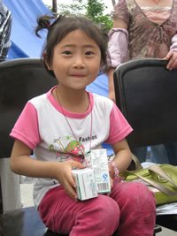 In Hong Kong, volunteers sold Oxfam Rice to raise funds for the Sichuan earthquake. This girl volunteered with her mother and father in Causeway Bay.