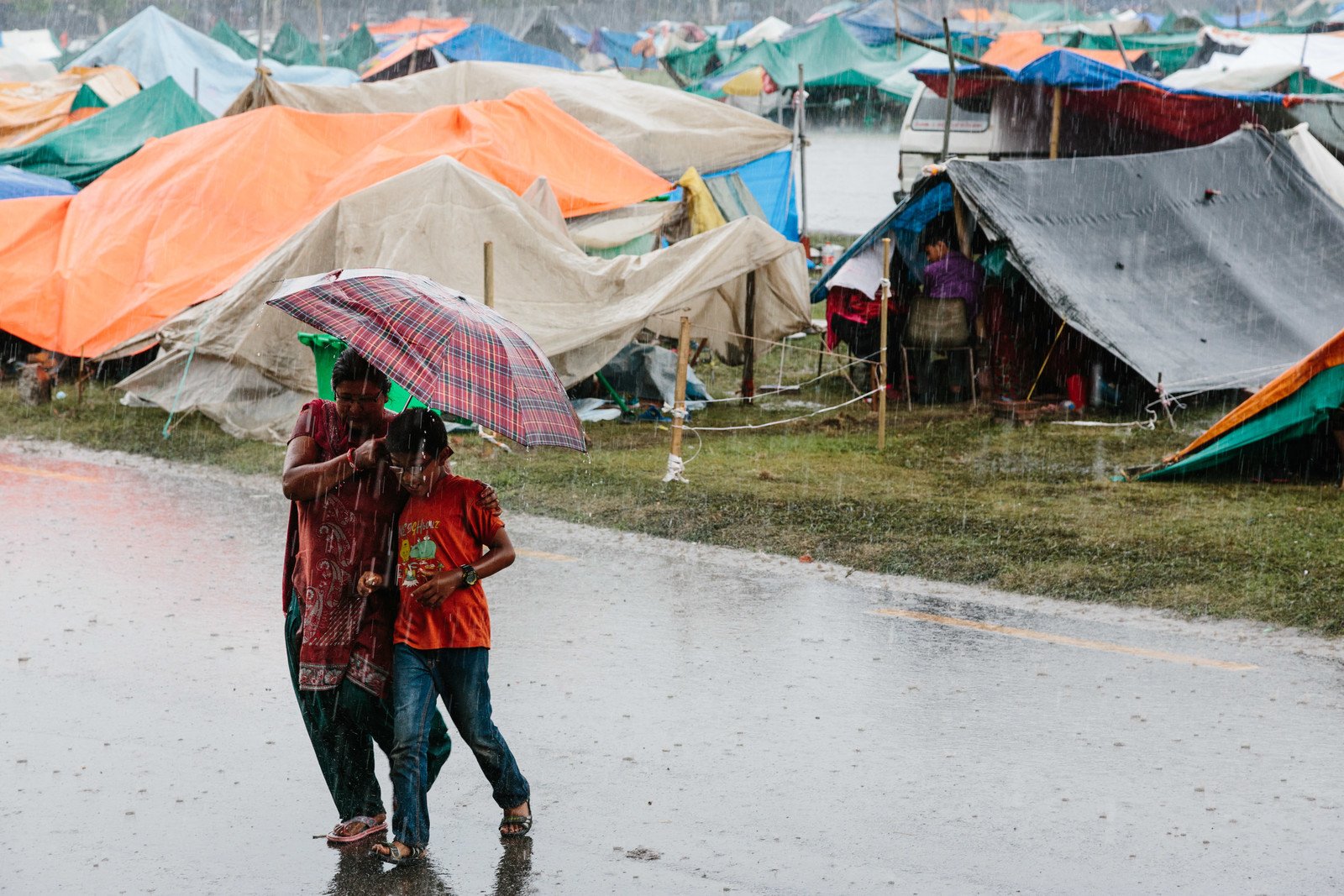 尼泊爾地震發生後，餘震不斷，災民連續多天都只敢留在室外，卻遇上多場暴雨，處境更艱難。(攝影: Aubrey Wade / Oxfam)