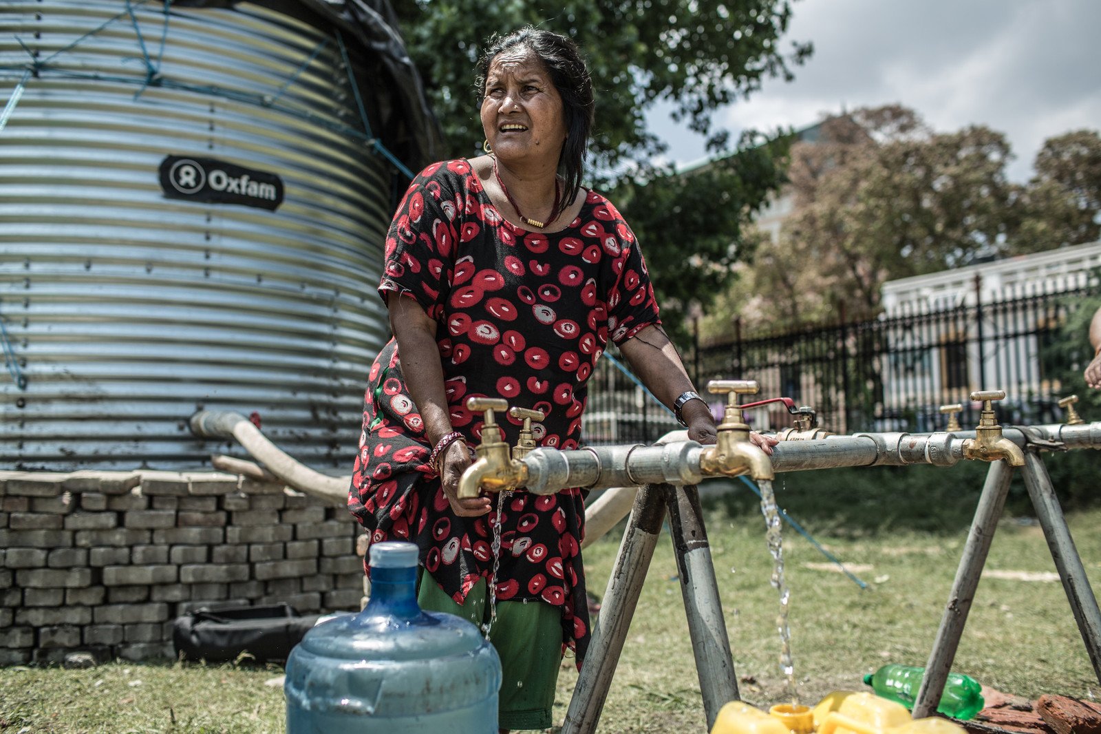 灾区基建被毁，每一滴清洁食水对灾民来说也来之不易，乐施会在加德满都Tundikhel营地设置容量达1.1万公升的储水缸，向灾民提供食水。(摄影: Pablo Tosco/Oxfam)
