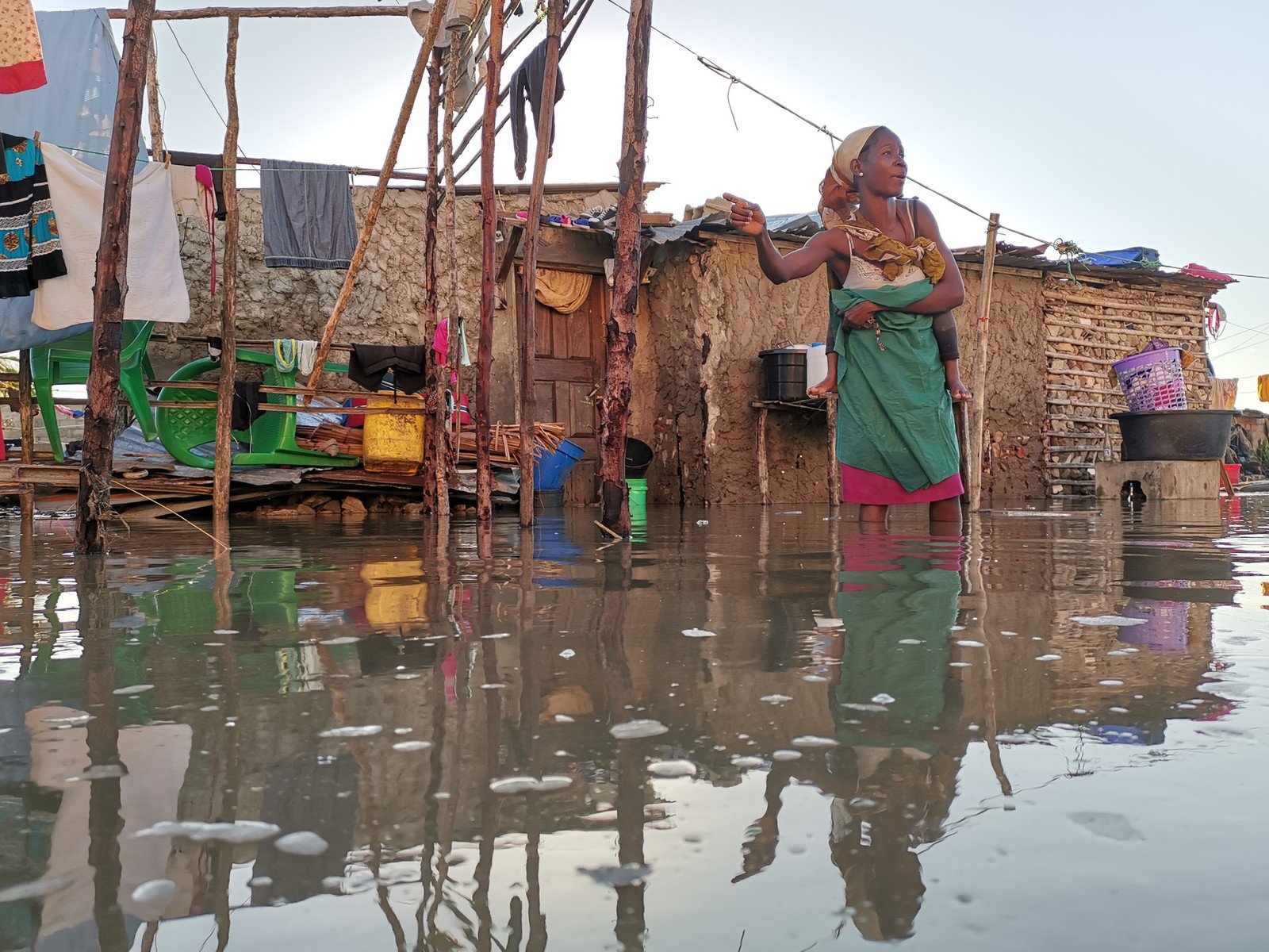 2019年3月，强烈热带气旋「伊代」（Idai）横扫非洲南部三国，在莫桑比克、马拉维和津巴布韦，造成过千人死亡，近300万人受灾。当中，受灾最严重的莫桑比克，更在短短六周内两次遭风暴吹袭，造成的经济损失高达32亿美元，相等于该国全年22%的国内生产总值，以及政府全年近五成的公共财政开支。（照片：Sergio Zimba / Oxfam）