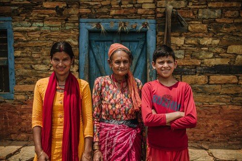 照片中是住在尼泊爾山區的Heera和她的家人。氣候變化導致的乾旱曾令她每天要走一小時的山路去打水作飲食之用。