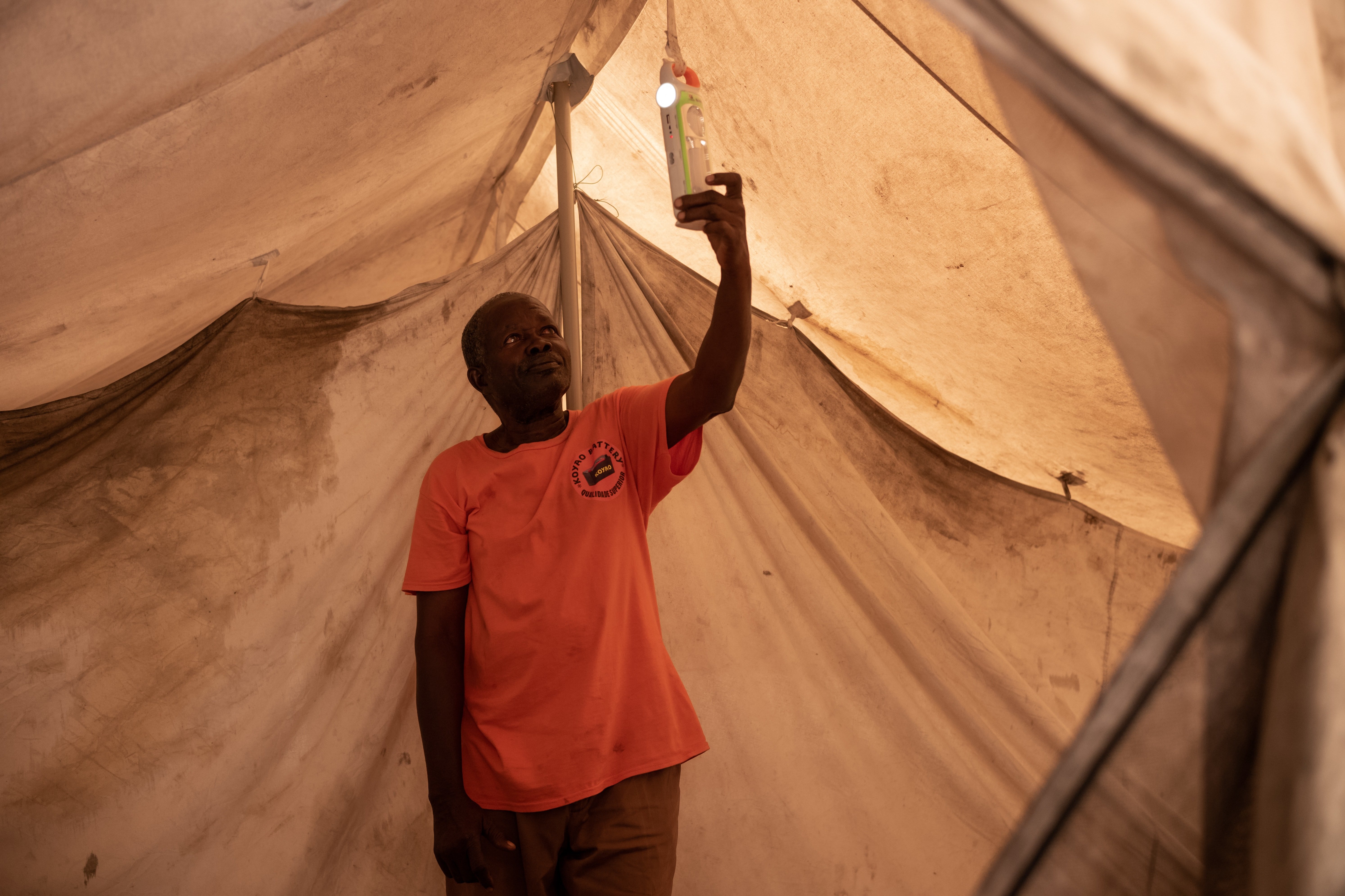 People who live in makeshift shelter were given solar lamp. It helps them reduce the risk going to the public toilet at night. (Photo: Ko Chung Ming / Oxfam Volunteer Photographer)