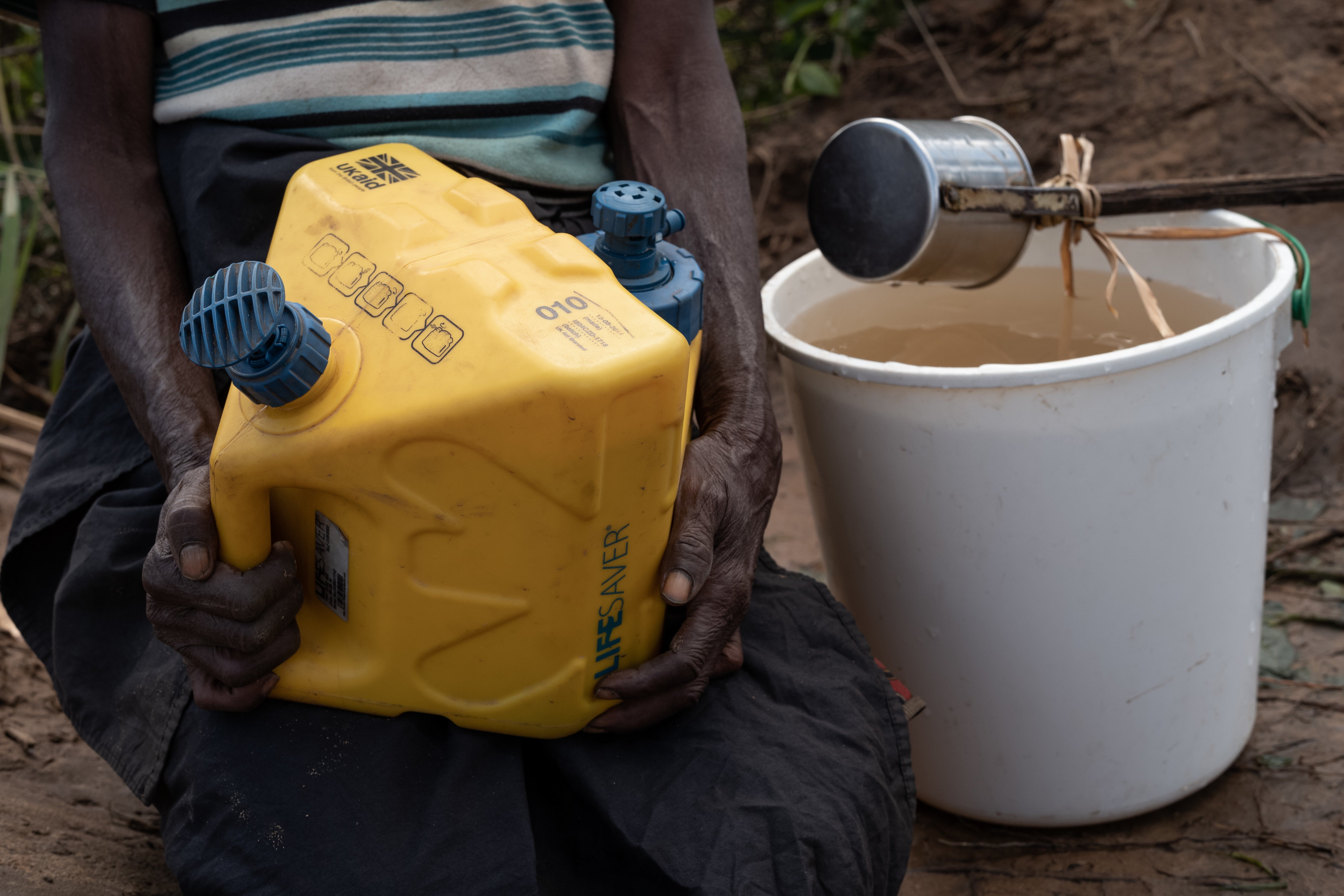 Many of the water sources were contaminated by flood water. People could have clean water with the handheld household filter distributed by Oxfam. (Photo: Ko Chung Ming / Oxfam Volunteer Photographer)