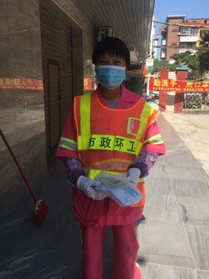 深圳清洁工友接获口罩后笑逐颜开。