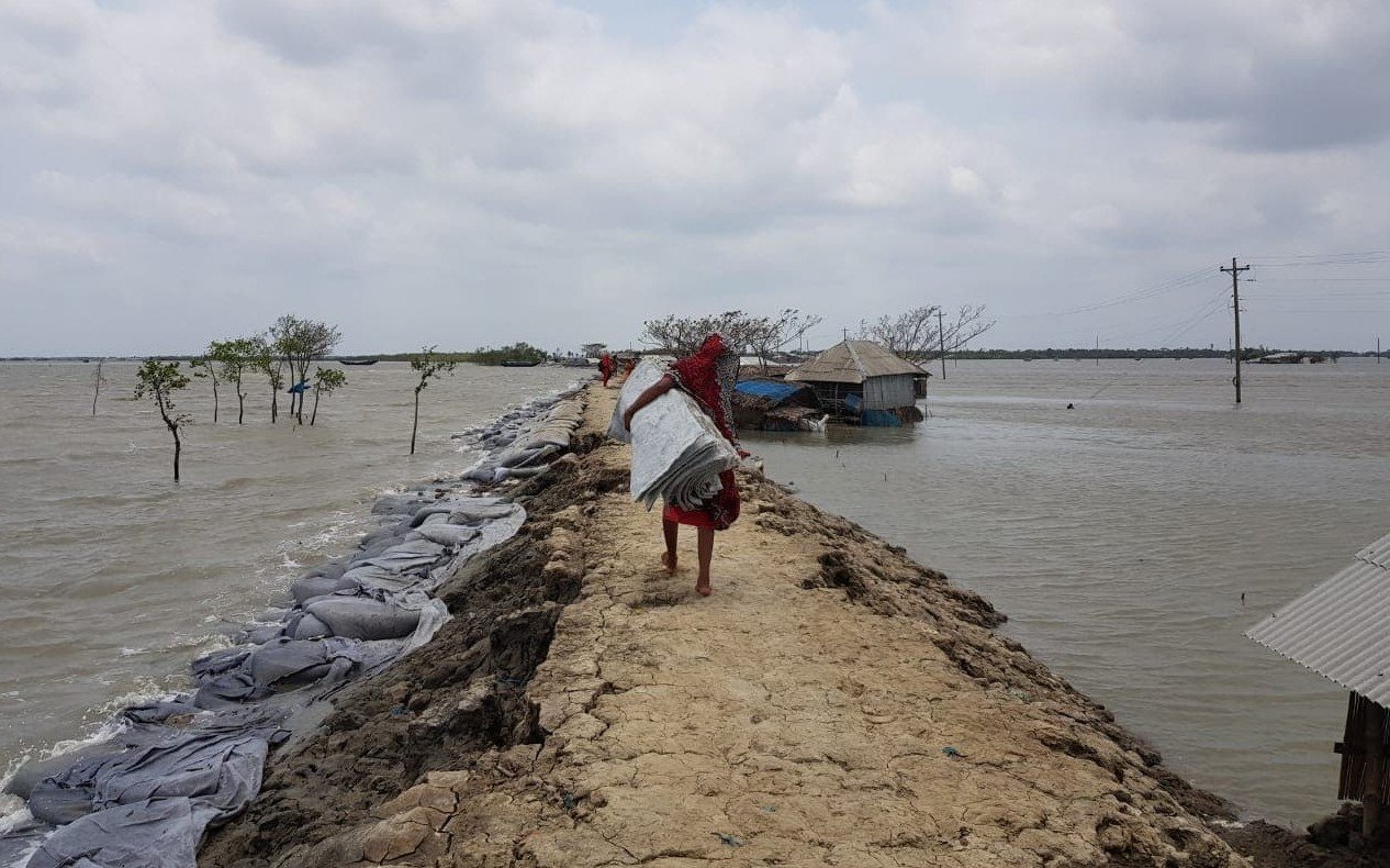 多条沿海村庄的防坡堤被洪水冲毁，数百万人需要紧急疏散。